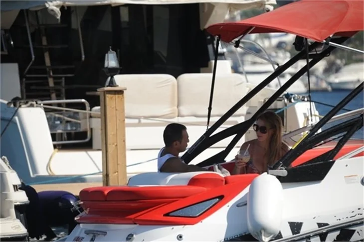 Serdar Ortaç ve eşi Chloe Loughnan Bodrum'da aşk tazeledi!