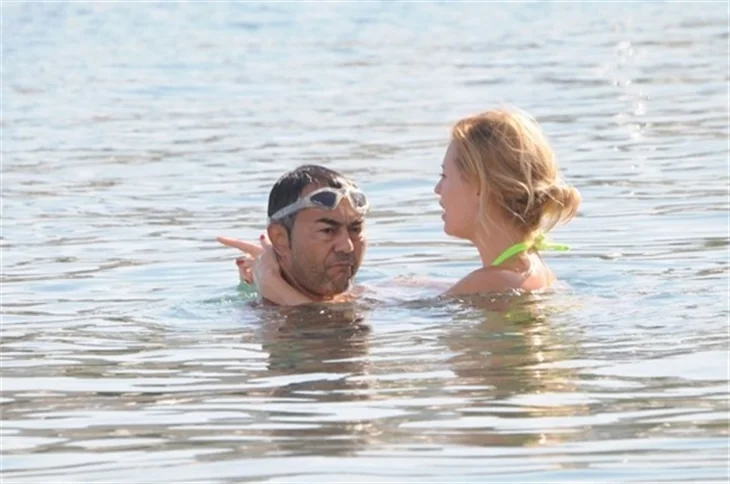 Serdar Ortaç ve eşi Chloe Loughnan Bodrum'da aşk tazeledi!
