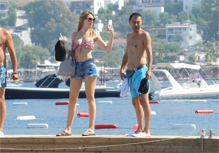 Serdar Ortaç ve eşi Chloe Loughnan Bodrum'da aşk tazeledi!