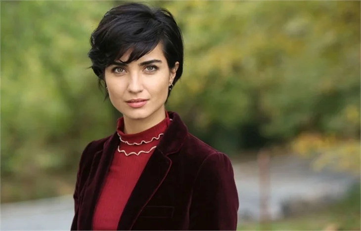 Tuba Büyüküstün'e hayranlarından doğum günü jesti