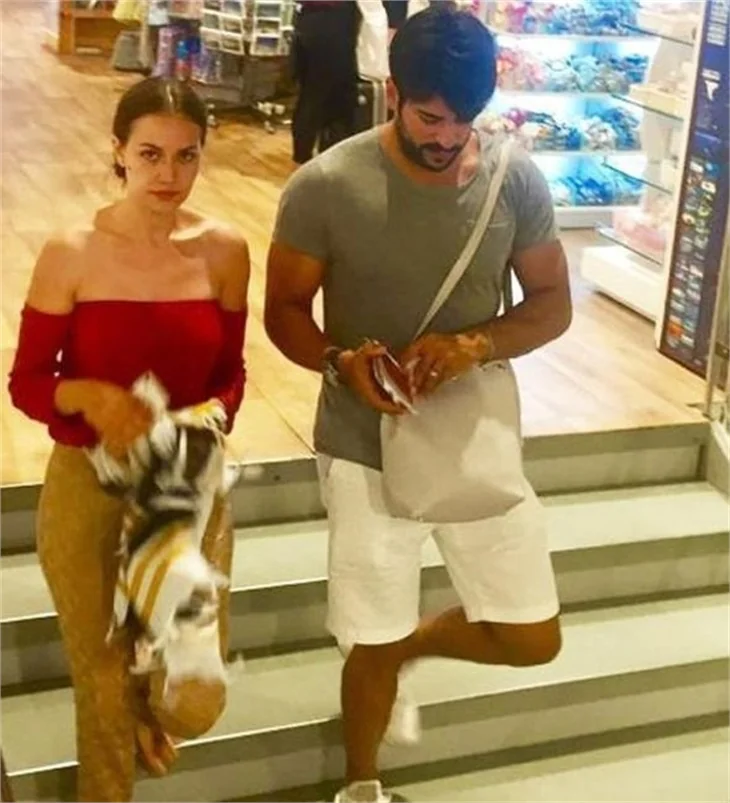 Fahriye Evcen ve Burak Özçivit, Maldivler'de hamburger kuyruğunda