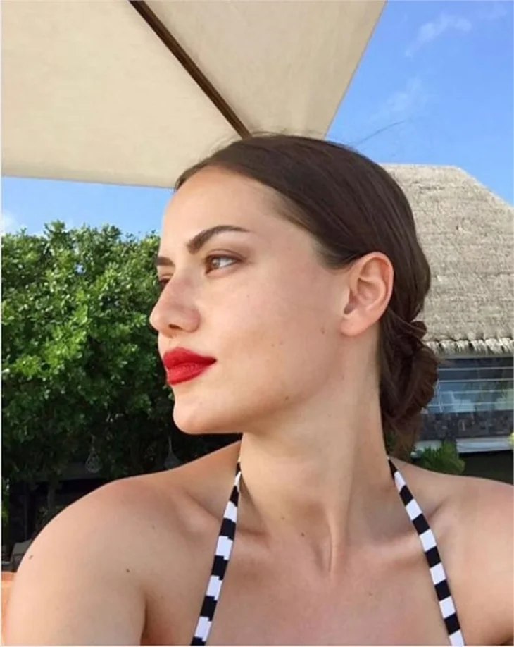 Fahriye Evcen ve Burak Özçivit, Maldivler'de hamburger kuyruğunda