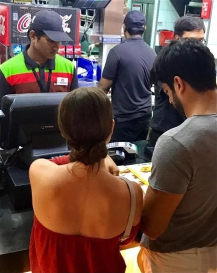Fahriye Evcen ve Burak Özçivit, Maldivler'de hamburger kuyruğunda