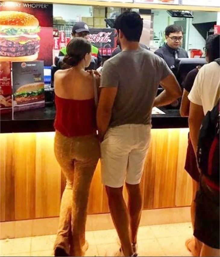 Fahriye Evcen ve Burak Özçivit, Maldivler'de hamburger kuyruğunda