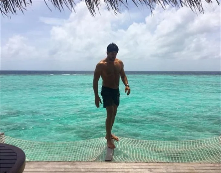 Fahriye Evcen ve Burak Özçivit, Maldivler'de hamburger kuyruğunda