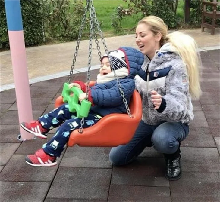 Düştük bir bebek arabasının peşine!