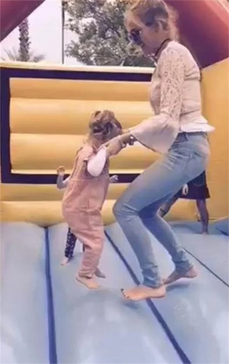 Düştük bir bebek arabasının peşine!