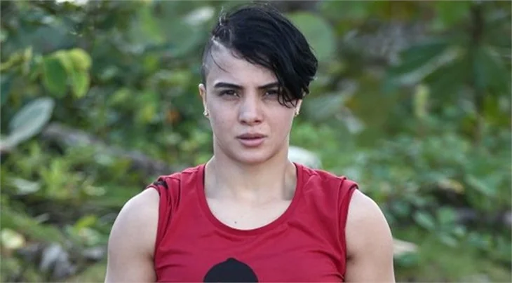 Survivor Sabriye’den çok konuşulan başörtülü poz!