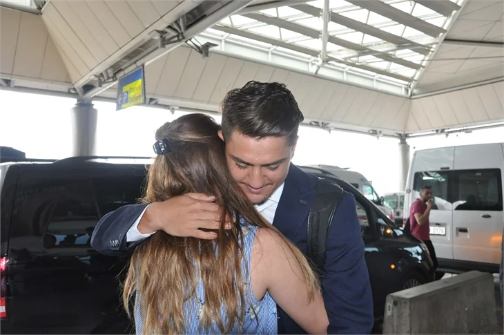 Cengiz Ünder'i ailesi gözyaşlarıyla uğurladı