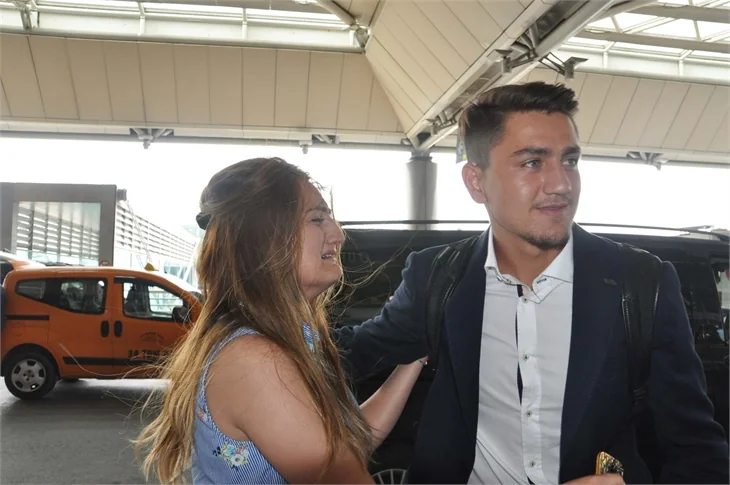 Cengiz Ünder'i ailesi gözyaşlarıyla uğurladı