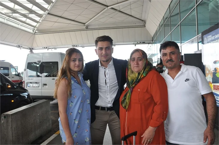 Cengiz Ünder'i ailesi gözyaşlarıyla uğurladı