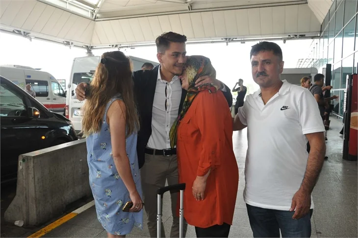 Cengiz Ünder'i ailesi gözyaşlarıyla uğurladı