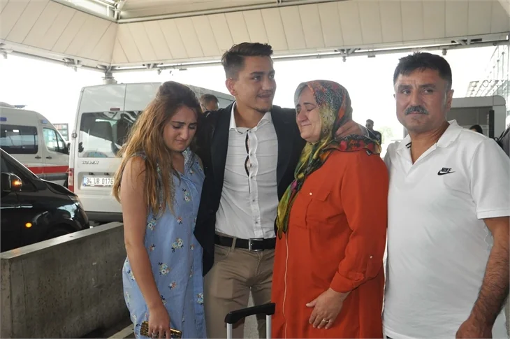 Cengiz Ünder'i ailesi gözyaşlarıyla uğurladı