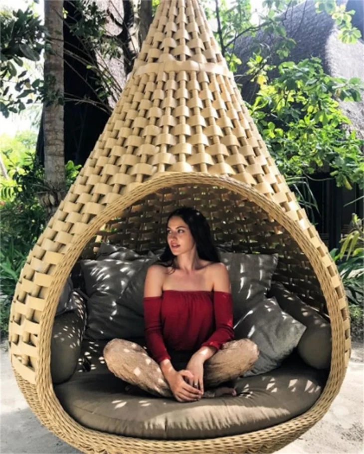 Fahriye Evcen balayını tek kıyafetle bitirdi