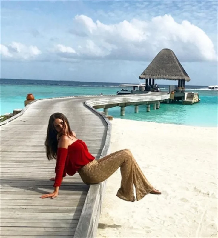 Fahriye Evcen balayını tek kıyafetle bitirdi