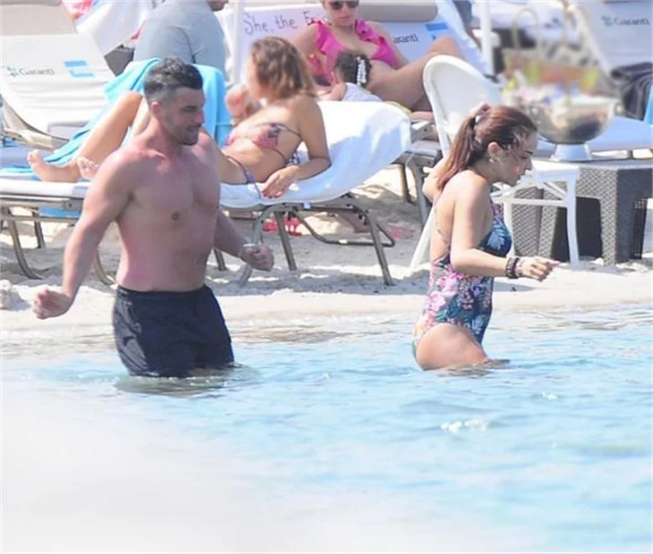 Bengü sevgilisiyle Çeşme'de
