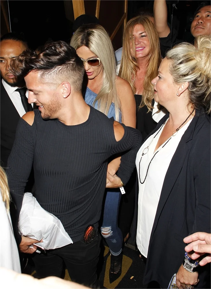 Katie Price yine rahat durmadı!