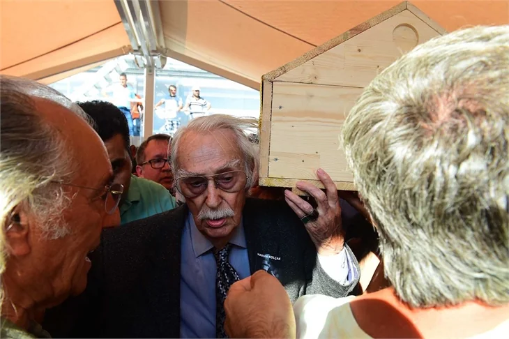Harun Kolçak, Gemlik'te annesinin mezarının üzerine defnedildi!