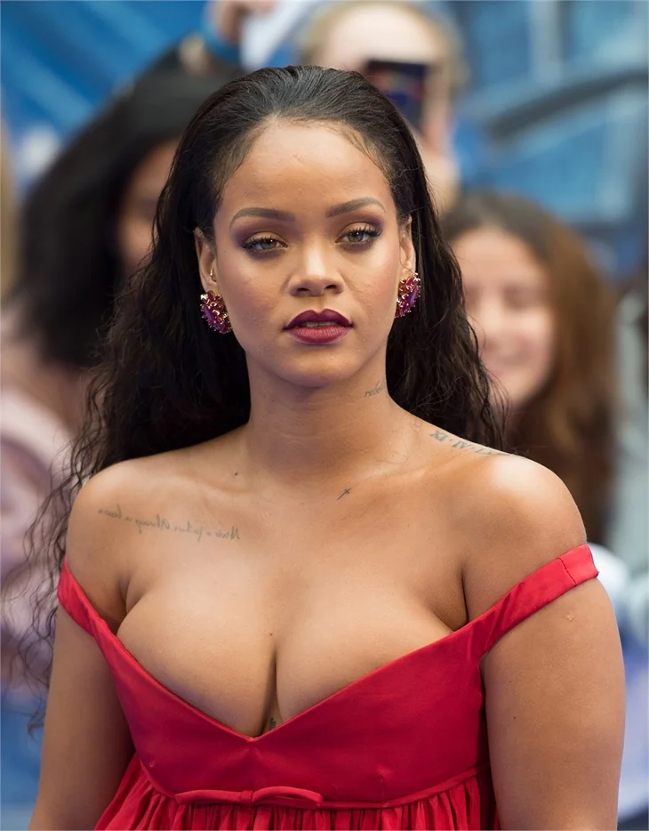 Kırmızılı kadın Rihanna