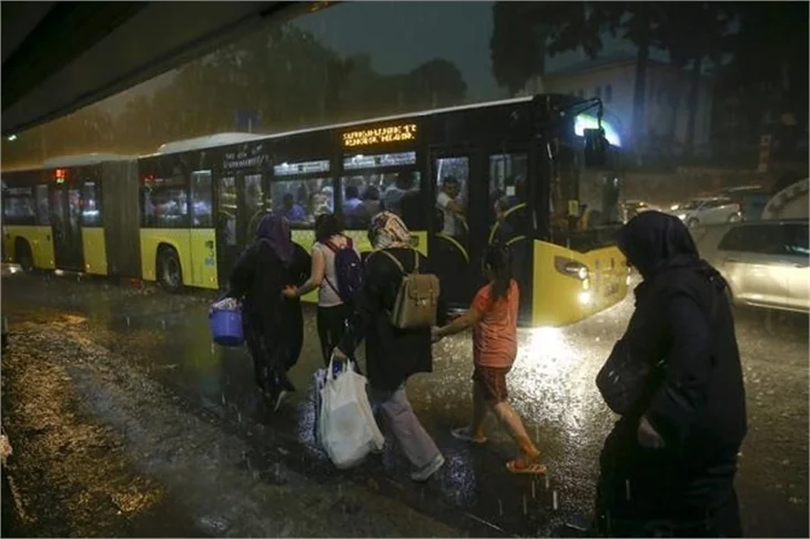 İstanbul'da sağanak ve dolu sonrası inanılmaz görüntüler