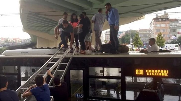 İstanbul'da sağanak ve dolu sonrası inanılmaz görüntüler