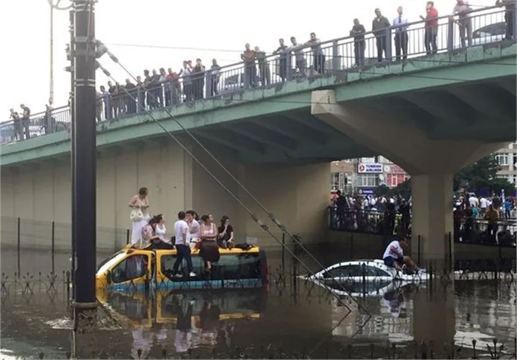 İstanbul'da sağanak ve dolu sonrası inanılmaz görüntüler