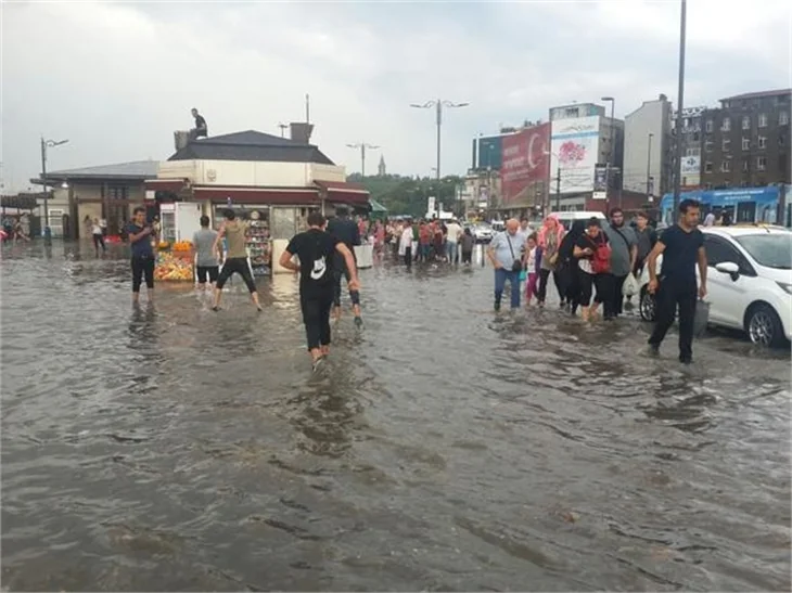 İstanbul'da sağanak ve dolu sonrası inanılmaz görüntüler