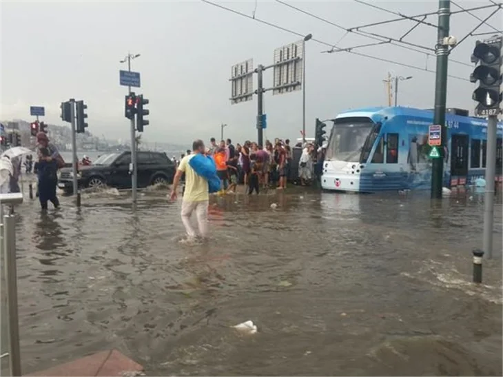 İstanbul'da sağanak ve dolu sonrası inanılmaz görüntüler