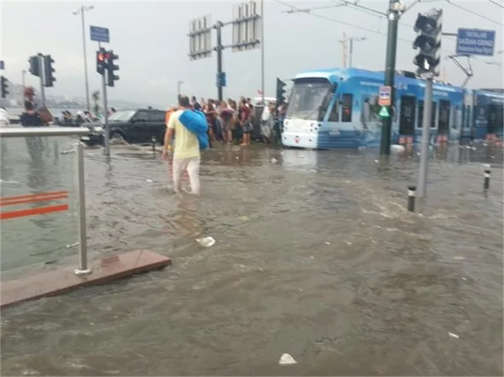 İstanbul'da sağanak ve dolu sonrası inanılmaz görüntüler