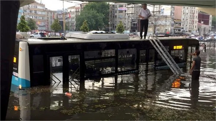 İstanbul'da sağanak ve dolu sonrası inanılmaz görüntüler