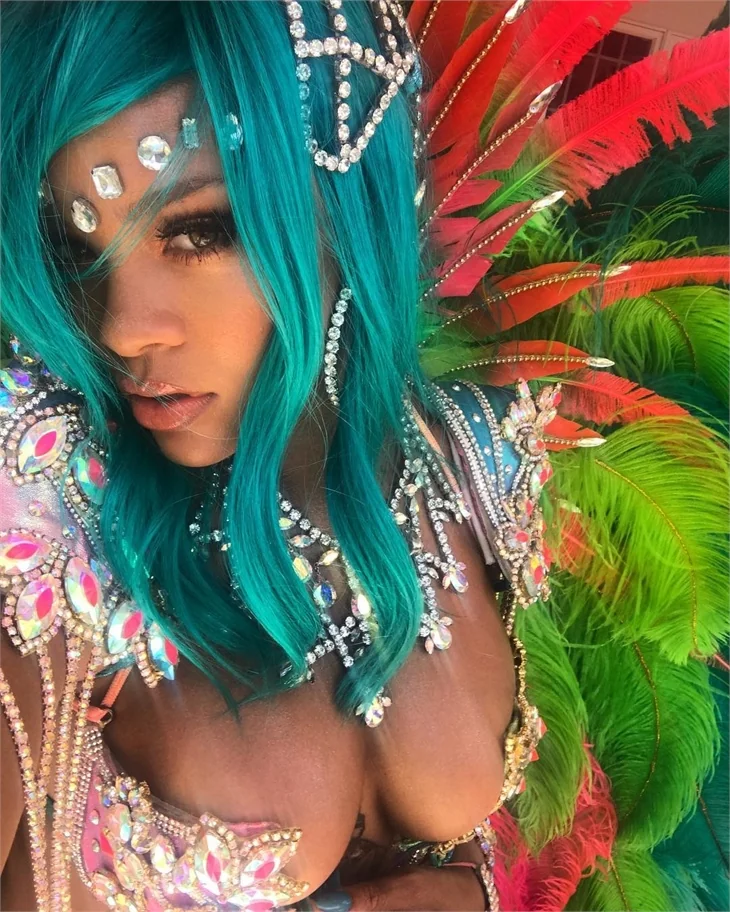 Rihanna yeni imajıyla olay yarattı!