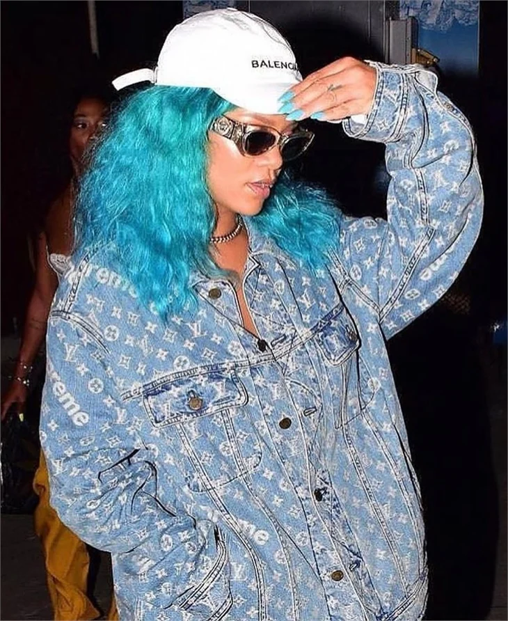 Rihanna yeni imajıyla olay yarattı!
