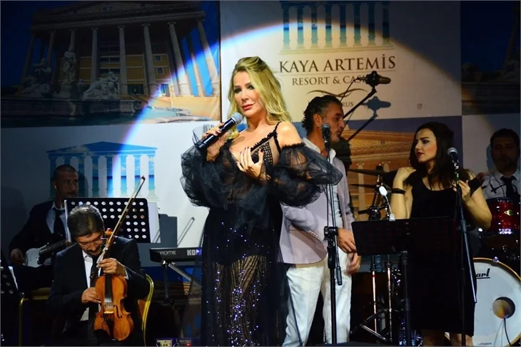 Seda Sayan mayo ile sahnede!