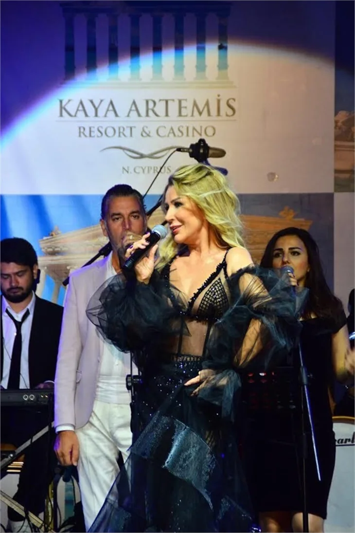 Seda Sayan mayo ile sahnede!