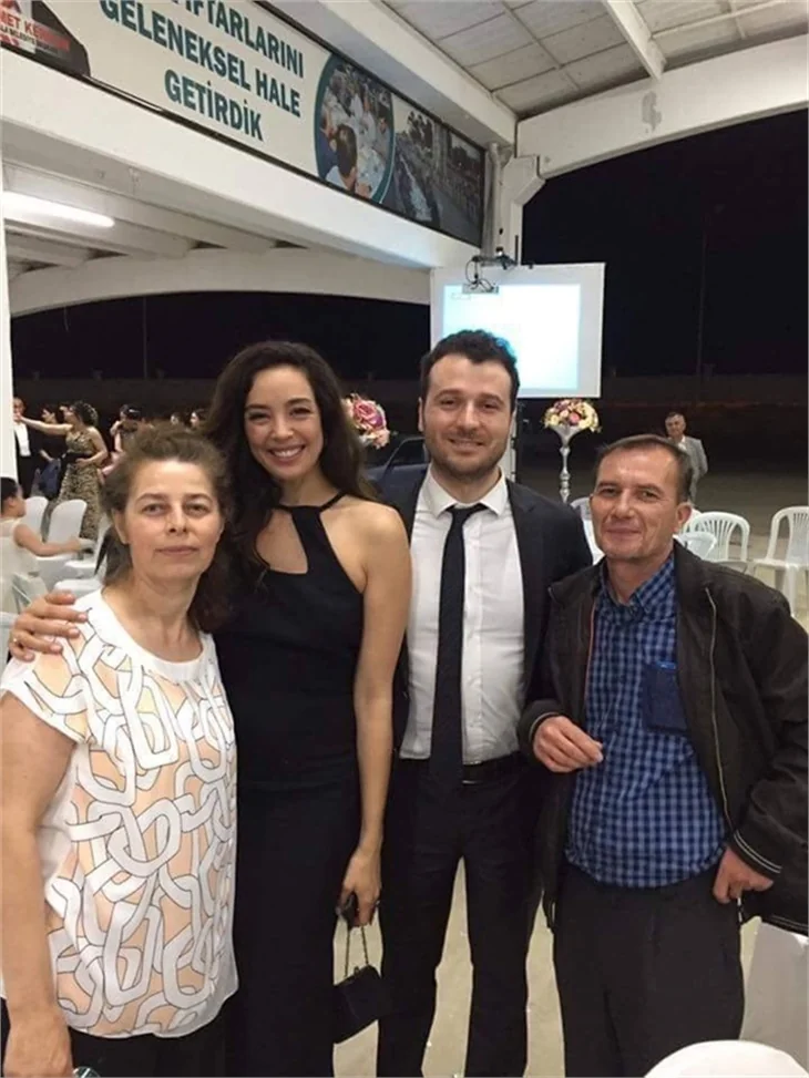 Azra Akın'ı düğün heyecanı sardı!
