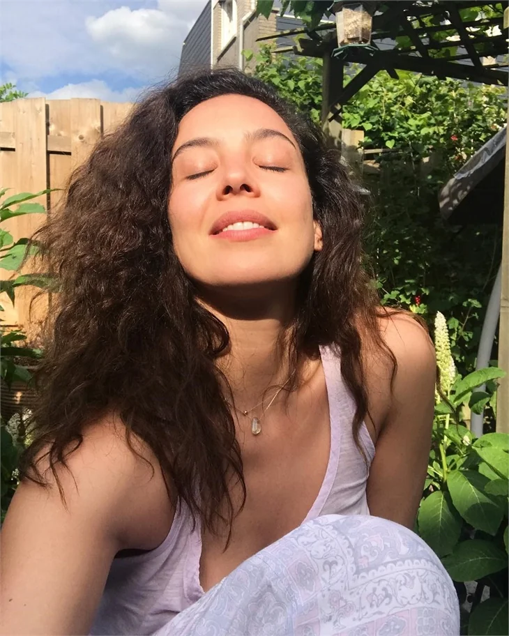 Azra Akın'ı düğün heyecanı sardı!
