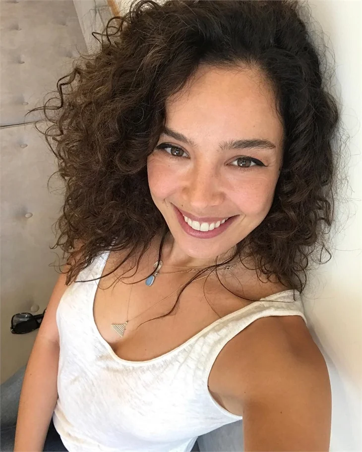Azra Akın'ı düğün heyecanı sardı!