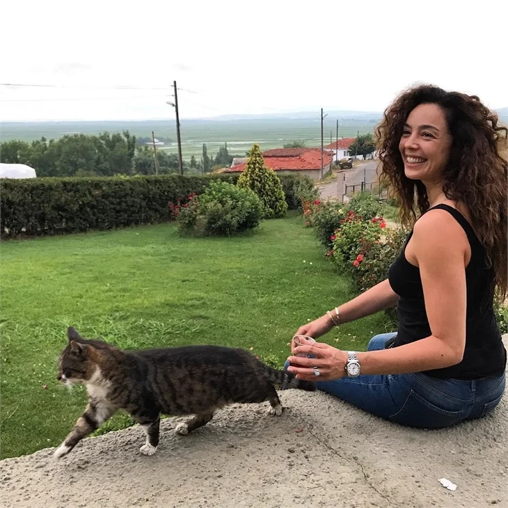 Azra Akın'ı düğün heyecanı sardı!