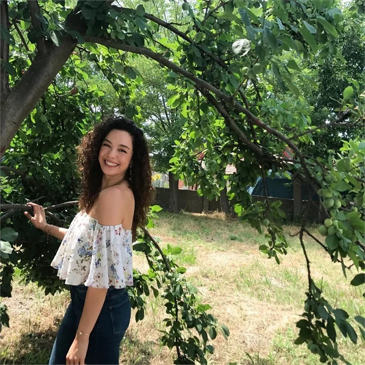 Azra Akın'ı düğün heyecanı sardı!