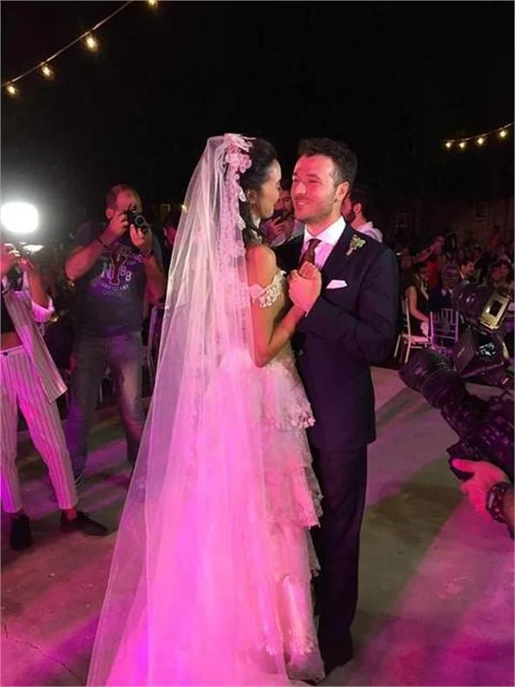 Azra Akın, Trakya usulü düğünle dünya evine girdi!