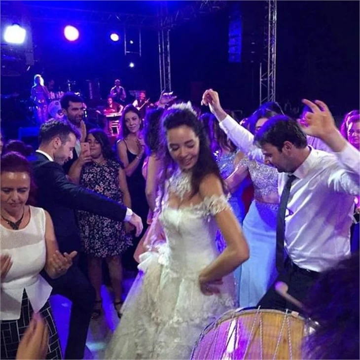 Azra Akın, Trakya usulü düğünle dünya evine girdi!