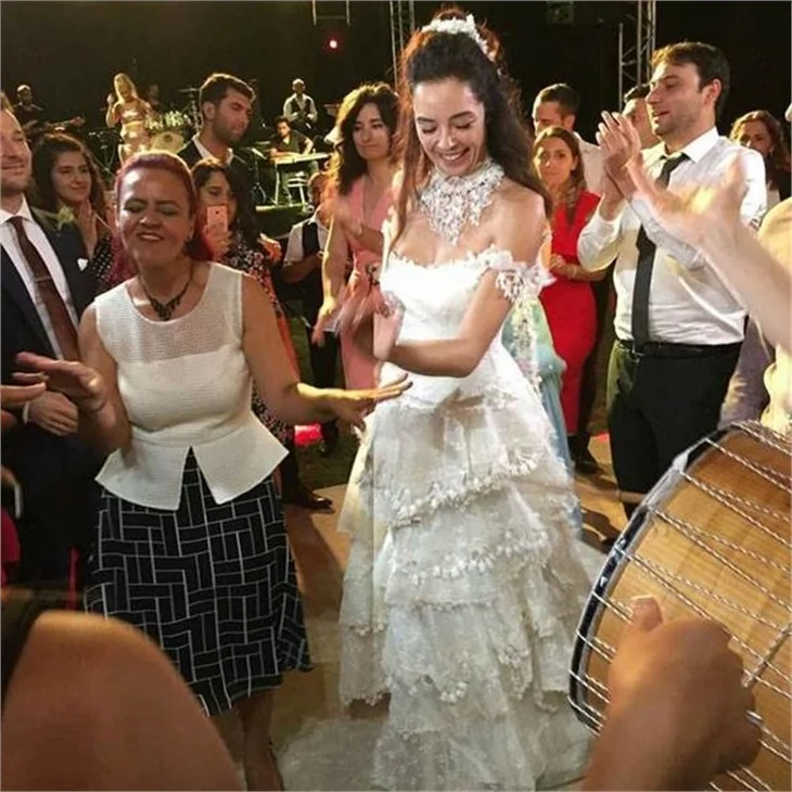 Azra Akın, Trakya usulü düğünle dünya evine girdi!