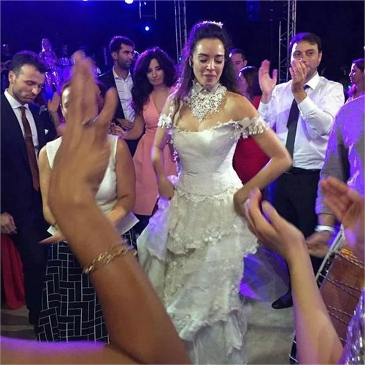 Azra Akın, Trakya usulü düğünle dünya evine girdi!