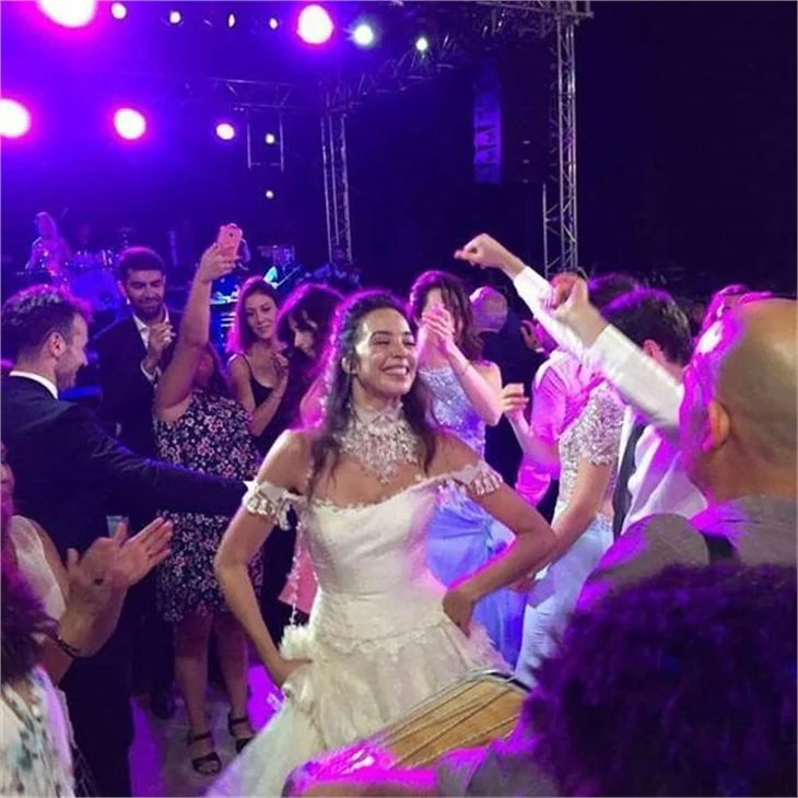 Azra Akın, Trakya usulü düğünle dünya evine girdi!