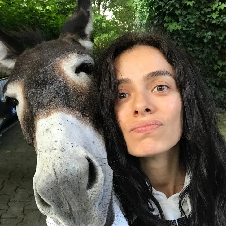 Özge Özpirinçci: Zilli çok komiksin!