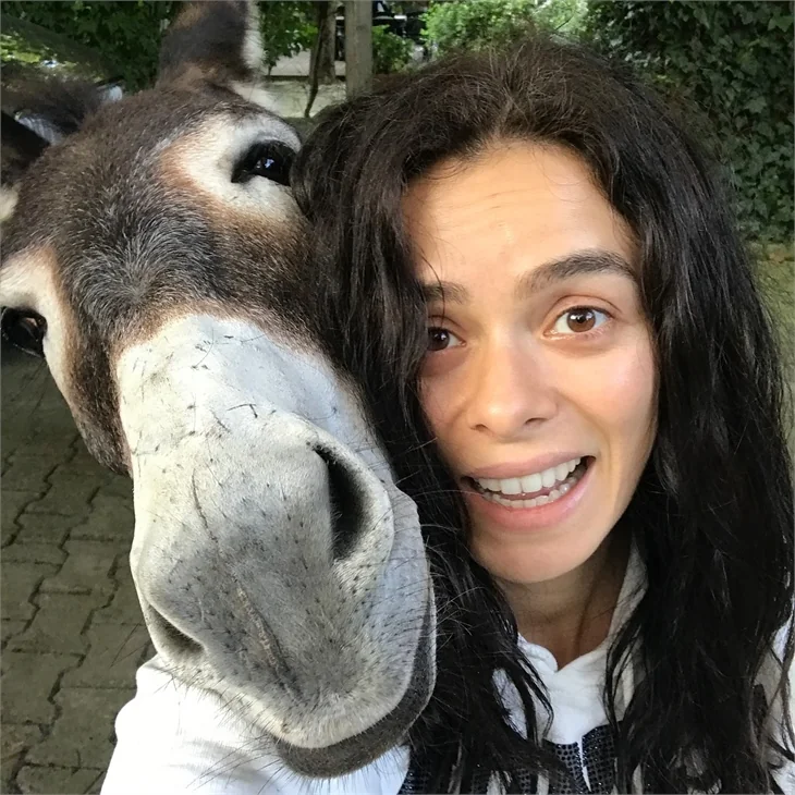 Özge Özpirinçci: Zilli çok komiksin!