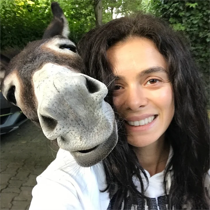 Özge Özpirinçci: Zilli çok komiksin!