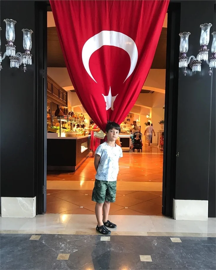 Ünlülerin 30 Ağustos mesajları!