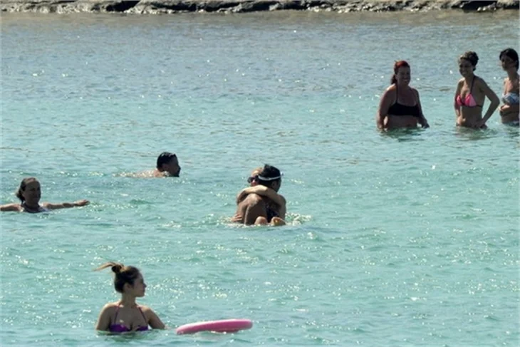 Serdar-Chloe Ortaç çifti denizde aşka geldi!