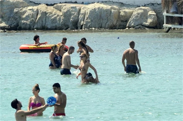 Serdar-Chloe Ortaç çifti denizde aşka geldi!